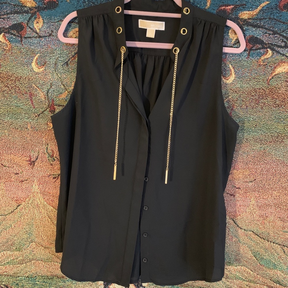 Black sleeveless blouse with gold chain